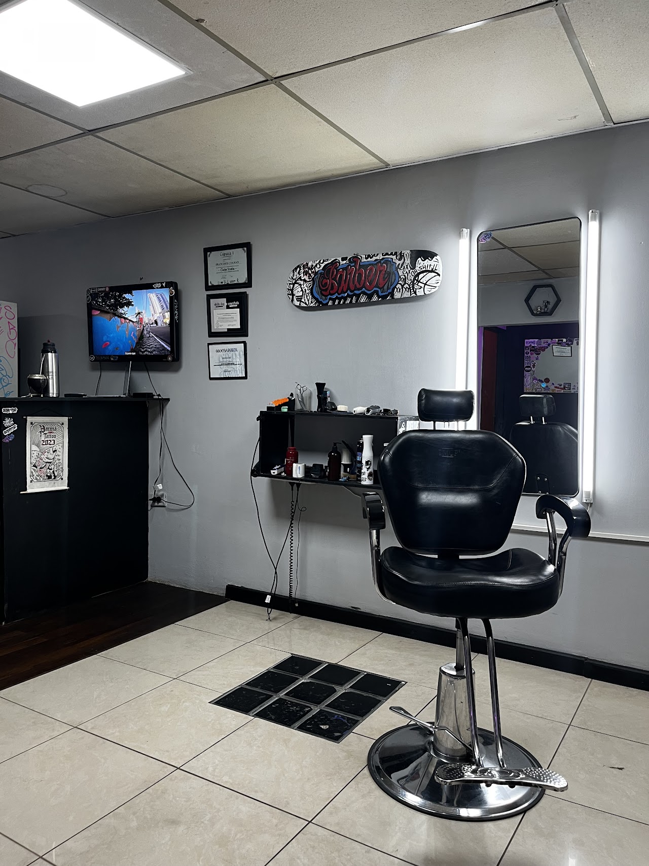 Interior de Warp's Studio, barbería y estudio de tatuajes en Paraná