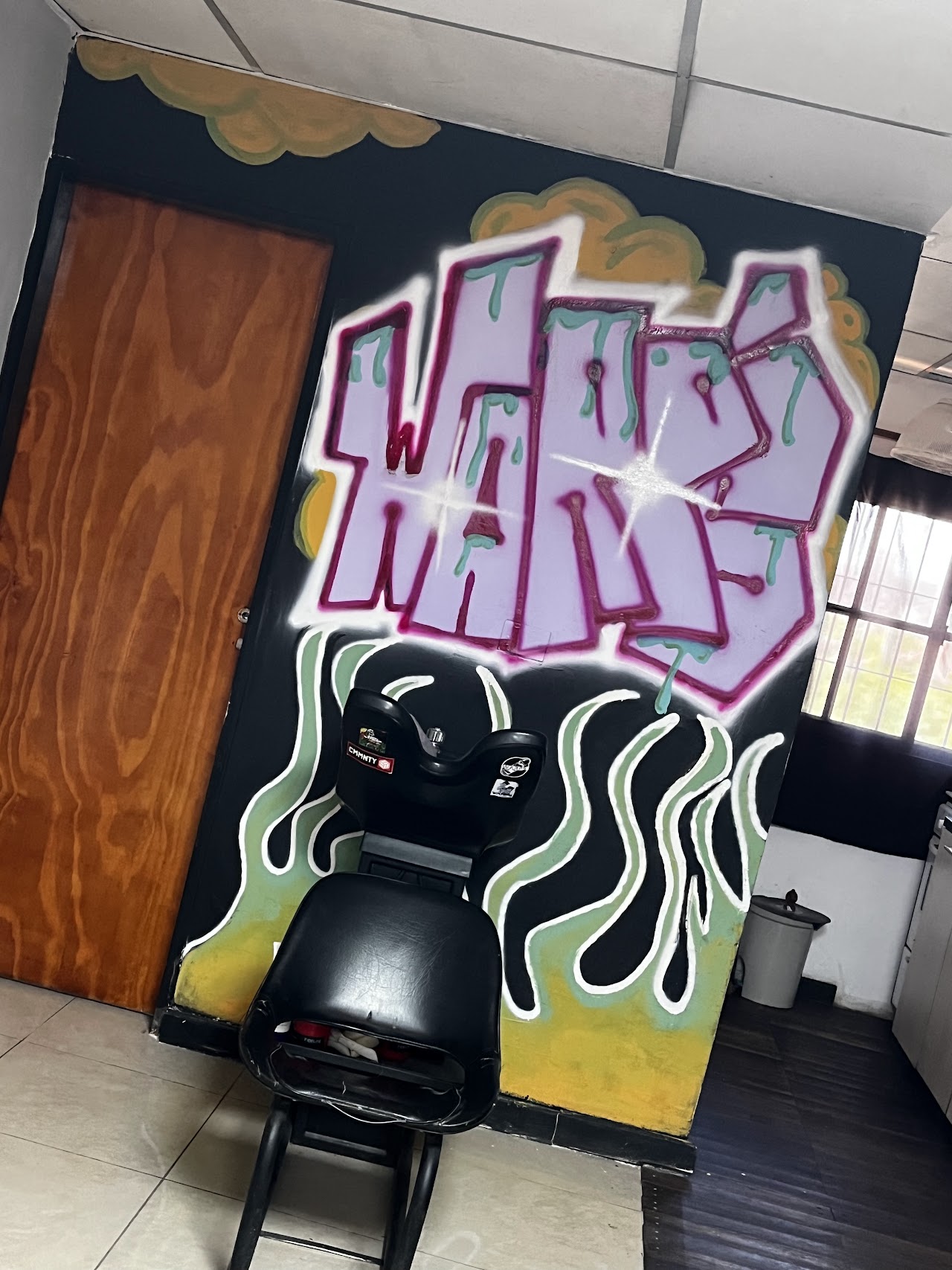 Mural pintado en la pared con el nombre de Warp's Studio