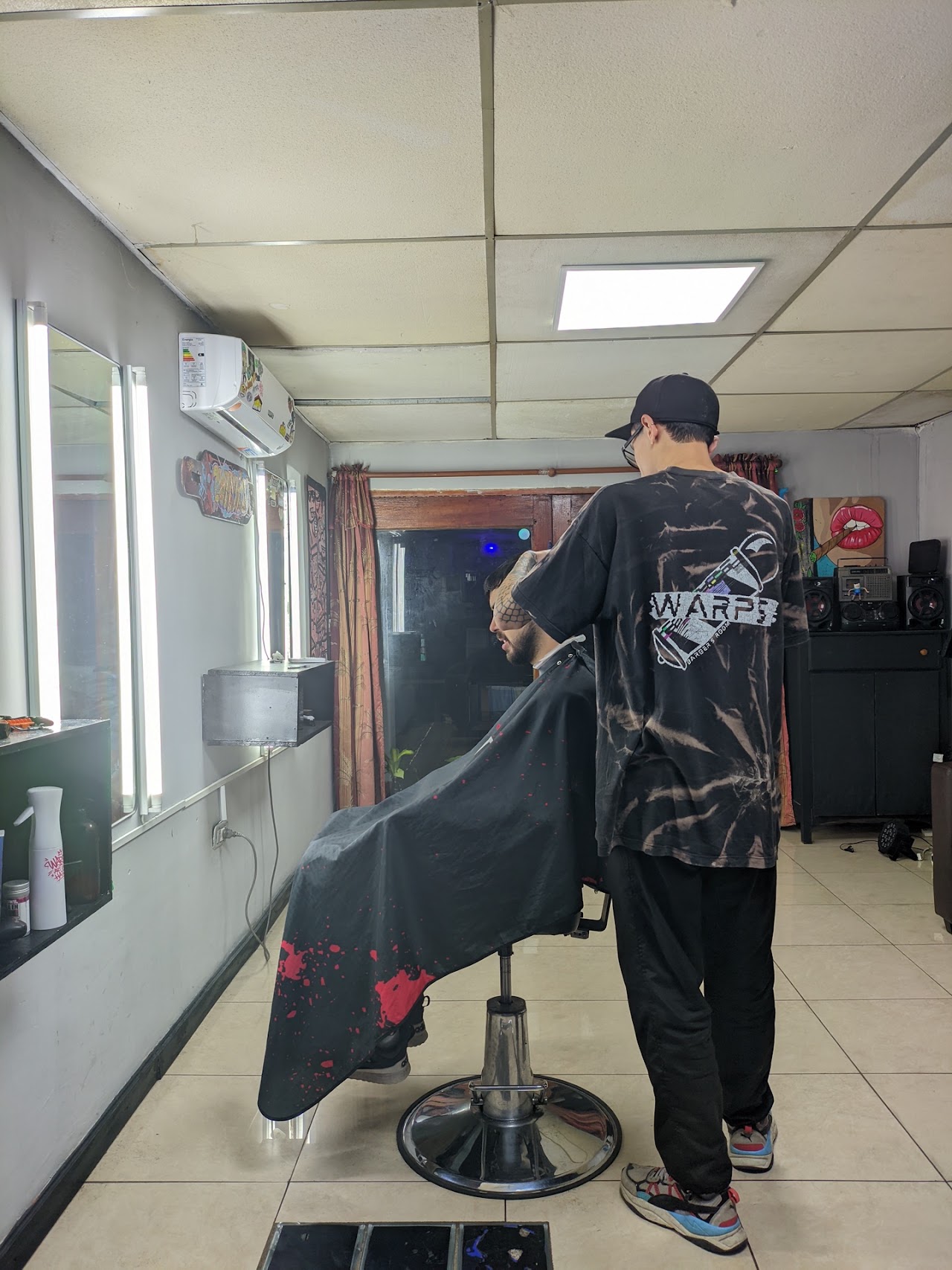 Barbero de Warp's Studio trabajando con un cliente
